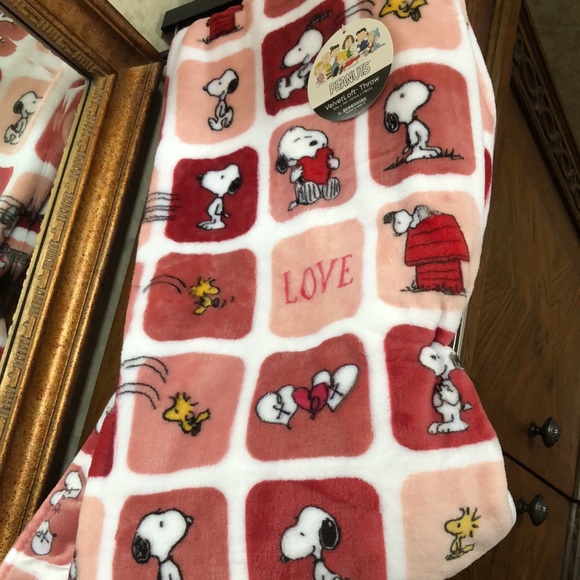 Berkshire Blanket & Home Co. Bedding New Snoopy Love Throw Size 5in
